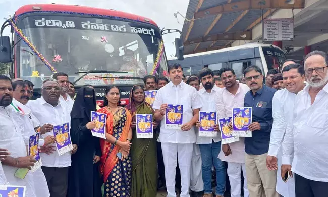 ಯಾದಗಿರಿಯಲ್ಲಿ ಮಹಿಳೆಯರಿಗೆ ಸಿಹಿ ತಿನ್ನಿಸಿ ಶಕ್ತಿ ಯೋಜನೆಯ ಸಂಭ್ರಮಾಚರಣೆ