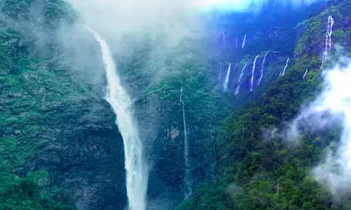 ಪ್ರವಾಸಿಗರನ್ನು ಆಕರ್ಷಿಸುತ್ತಿದೆ ‘ಬೆಳ್ಕಲ್ ತೀರ್ಥ’ ಜಲಧಾರೆಯ ಸೊಬಗು