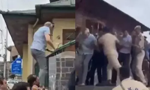 ʼಹುತಾತ್ಮರ ದಿನʼ: ಗೃಹ ಬಂಧನ ಧಿಕ್ಕರಿಸಿ ಗೋಡೆಯೇರಿ ಹುತಾತ್ಮರ ಸಮಾಧಿಗೆ ಭೇಟಿ ನೀಡಿದ ಜಮ್ಮುಕಾಶ್ಮೀರ ಸಿಎಂ ಉಮರ್ ಅಬ್ದುಲ್ಲಾ