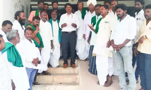 ಯಾದಗಿರಿ | ರಸಗೊಬ್ಬರ ನೀಡಲು ಆಗ್ರಹಿಸಿ ಕೃಷಿ ಕಚೇರಿ ಮುಂದೆ ರೈತ ಸಂಘದಿಂದ ಪ್ರತಿಭಟನೆ