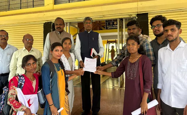 ಕಲಬುರಗಿ | ಗುಲ್ಬರ್ಗಾ ವಿವಿಯಲ್ಲಿನ ವಿವಿಧ ಸಮಸ್ಯೆಗಳನ್ನು ಬಗೆಹರಿಸಲು ಎಸ್ಎಫ್ಐ ಆಗ್ರಹ ಕಲಬುರಗಿ | ಗುಲ್ಬರ್ಗಾ ವಿವಿಯಲ್ಲಿನ ವಿವಿಧ ಸಮಸ್ಯೆಗಳನ್ನು ಬಗೆಹರಿಸಲು ಎಸ್ಎಫ್ಐ ಆಗ್ರಹ