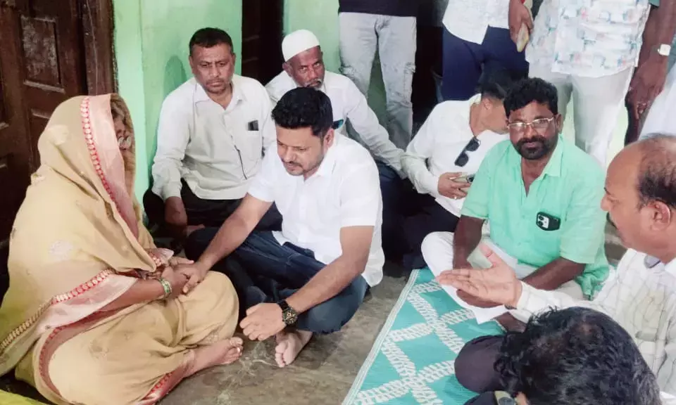 ಕಲಬುರಗಿ | ಮೈಕ್ರೋ ಫೈನಾನ್ಸ್ ಕಿರುಕುಳಕ್ಕೆ ವ್ಯಕ್ತಿ ಆತ್ಮಹತ್ಯೆ ಪ್ರಕರಣ : ಕುಟುಂಬಕ್ಕೆ ಸಾಂತ್ವನ ಹೇಳಿದ ಡಾ.ಫಾರುಕ್ ಮಣ್ಣೂರ