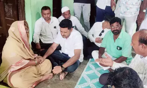 ಕಲಬುರಗಿ | ಮೈಕ್ರೋ ಫೈನಾನ್ಸ್ ಕಿರುಕುಳಕ್ಕೆ ವ್ಯಕ್ತಿ ಆತ್ಮಹತ್ಯೆ ಪ್ರಕರಣ : ಕುಟುಂಬಕ್ಕೆ ಸಾಂತ್ವನ ಹೇಳಿದ ಡಾ.ಫಾರುಕ್ ಮಣ್ಣೂರ