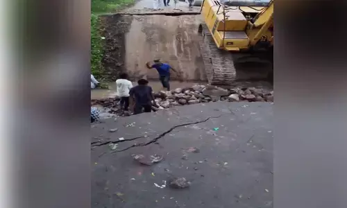 ಗುಜರಾತ್ | ಸೇತುವೆ ದುರಸ್ತಿ ವೇಳೆ ಸ್ಲ್ಯಾಬ್ ಕುಸಿತ ; ಎಂಟು ಜನರು ಪವಾಡಸದೃಶ ಪಾರು