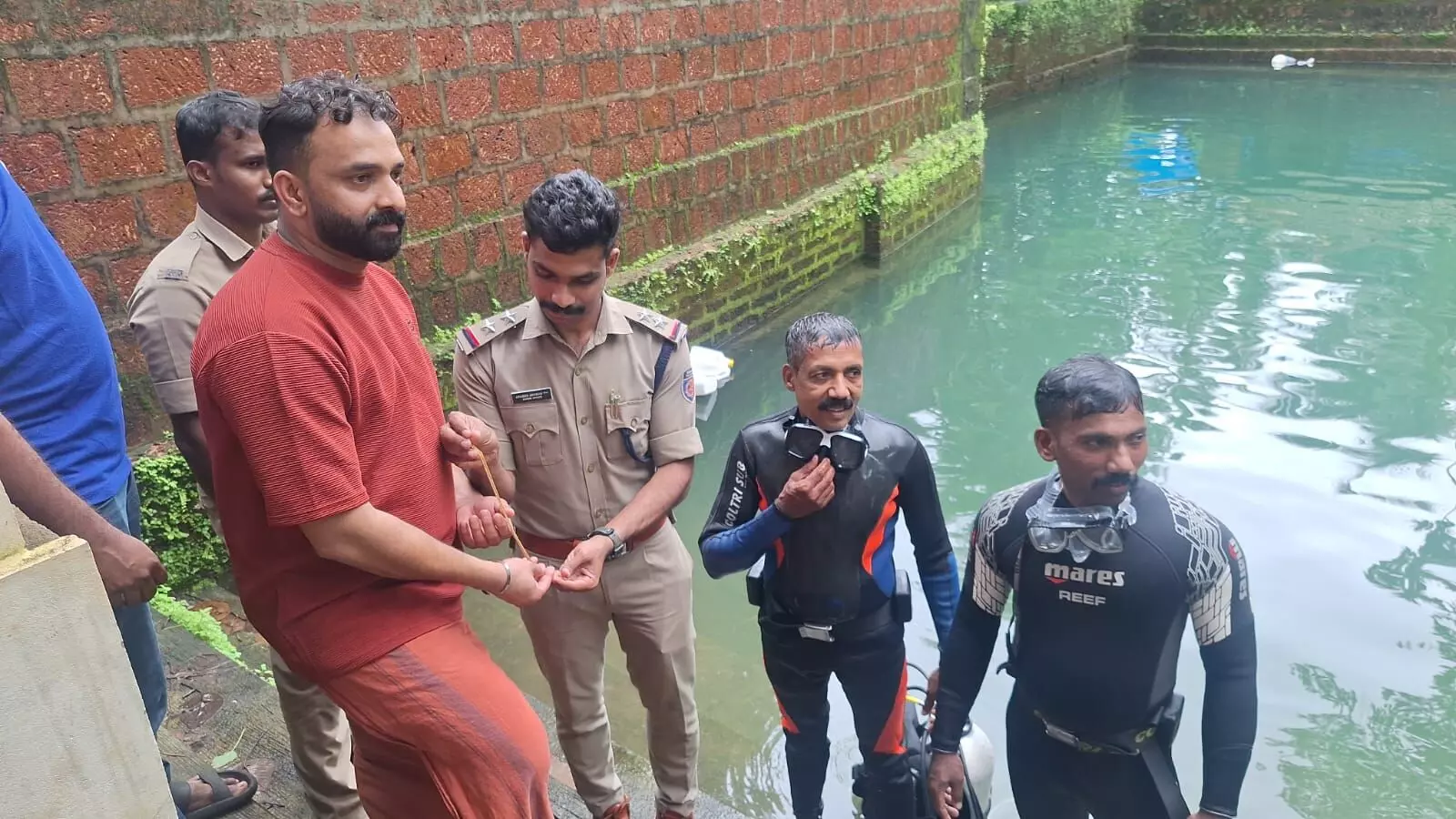 ಕಾಞಂಗಾಡ್ | ಸ್ನಾನದ ವೇಳೆ ಕೆರೆಪಾಲಾದ ಚಿನ್ನದ ಸರ: ಹುಡುಕಿ ಕೊಟ್ಟ ಅಗ್ನಿಶಾಮಕ ದಳ!