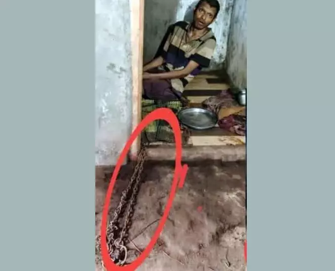 ದಾಂಡೇಲಿ: ಕುಟುಂಬಸ್ಥರಿಂದಲೇ ಸರಪಳಿಯಲ್ಲಿ ಬಂಧಿಸಲ್ಪಟ್ಟಿದ್ದ ಮಾನಸಿಕ ಅಸ್ವಸ್ಥನ ರಕ್ಷಣೆ