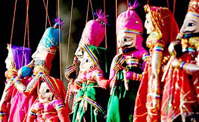 ಆಟ ನಿಲ್ಲಿಸಿದ ತೊಗಲು ಗೊಂಬೆಗಳು...!