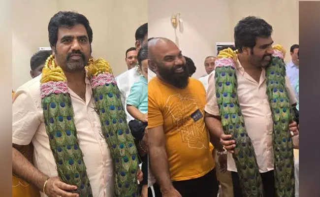 ಹುಟ್ಟು ಹಬ್ಬದ ವೇಳೆ ನವಿಲಿನ ಗರಿಯಿಂದ ತಯಾರಿಸಿದ ಹಾರ ಹಾಕಿಕೊಂಡ ಮಾಜಿ ಶಾಸಕ!; ಅರಣ್ಯ ಇಲಾಖೆಗೆ ದೂರು