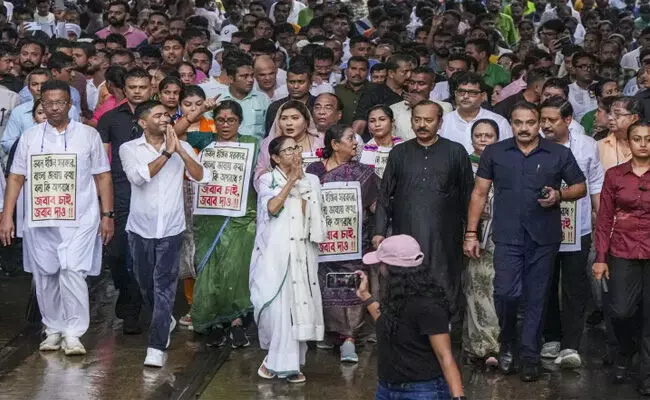 ಬಂಗಾಳಿ ವಲಸಿಗರಿಗೆ ಕಿರುಕುಳ:ಮಳೆಯಲ್ಲಿಯೇ ಪ್ರತಿಭಟನಾ ಜಾಥಾ ನಡೆಸಿದ ಮಮತಾ ಬ್ಯಾನರ್ಜಿ