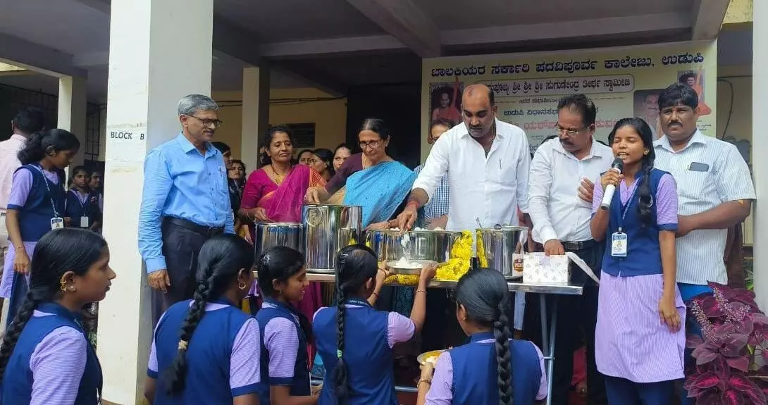 ಬಾಲಕಿಯರ ಕಾಲೇಜು ವಿದ್ಯಾರ್ಥಿಗಳಿಗೆ ಅನ್ನ ಸಂತರ್ಪಣೆಗೆ ಚಾಲನೆ ಬಾಲಕಿಯರ ಕಾಲೇಜು ವಿದ್ಯಾರ್ಥಿಗಳಿಗೆ ಅನ್ನ ಸಂತರ್ಪಣೆಗೆ ಚಾಲನೆ