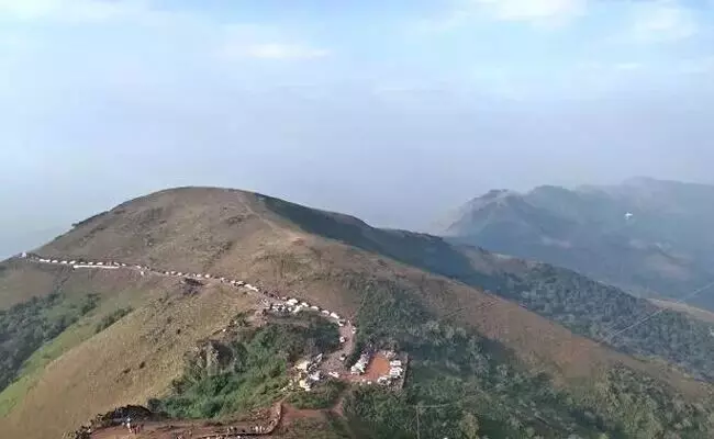 ಚಿಕ್ಕಮಗಳೂರು| ಗಿರಿ ಪ್ರದೇಶದಲ್ಲಿ ವಾಹನ ದಟ್ಟಣೆ ನಿಯಂತ್ರಿಸಲು ಕ್ರಮ; ಪ್ರತಿದಿನ 2 ಸ್ಲಾಟ್‍ಗಳಲ್ಲಿ ವಾಹನಗಳ ಸಂಚಾರಕ್ಕೆ ಅವಕಾಶ