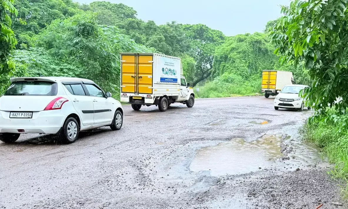 ಬೈಕಂಪಾಡಿ - ಅಂಗರಗುಂಡಿ - ಜೋಕಟ್ಟೆ ರಸ್ತೆ ದುರಸ್ತಿಗೆ ಆಗ್ರಹಿಸಿ ಡಿವೈಎಫ್ಐ ಮನವಿ, ಪ್ರತಿಭಟನೆಯ ಎಚ್ಚರಿಕೆ