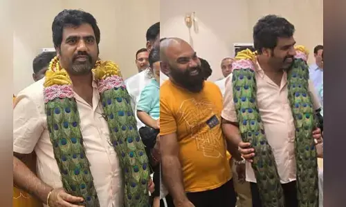 ಹುಟ್ಟು ಹಬ್ಬದ ವೇಳೆ ನವಿಲಿನ ಗರಿಯಿಂದ ತಯಾರಿಸಿದ ಹಾರ ಹಾಕಿಕೊಂಡ ಮಾಜಿ ಶಾಸಕ!; ಅರಣ್ಯ ಇಲಾಖೆಗೆ ದೂರು