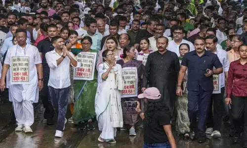 ಬಂಗಾಳಿ ವಲಸಿಗರಿಗೆ ಕಿರುಕುಳ:ಮಳೆಯಲ್ಲಿಯೇ ಪ್ರತಿಭಟನಾ ಜಾಥಾ ನಡೆಸಿದ ಮಮತಾ ಬ್ಯಾನರ್ಜಿ