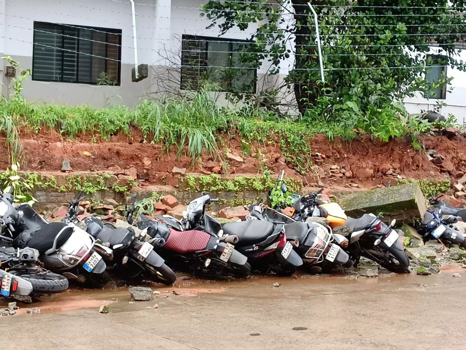 ಮಂಗಳೂರು | ಕುಸಿದುಬಿದ್ದ ಆವರಣ ಗೋಡೆ: ಹಲವು ದ್ವಿಚಕ್ರ ವಾಹನಗಳು ಜಖಂ