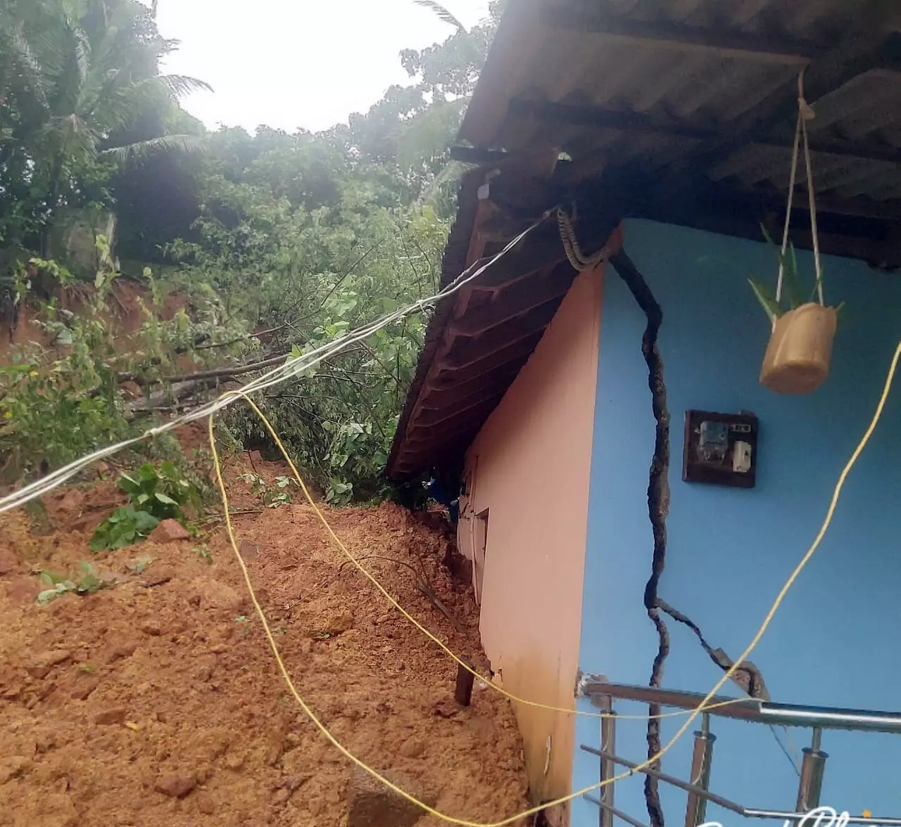 ಫರಂಗಿಪೇಟೆ | ಧಾರಾಕಾರ ಮಳೆಗೆ ಅಮೆಮ್ಮಾರ್ ನಲ್ಲಿ ಗುಡ್ಡೆ ಕುಸಿತ: ಮನೆಗೆ ಹಾನಿ