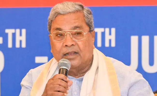 ಛಲವಾದಿ ನಾರಾಯಣ ಸ್ವಾಮಿಯ ಬದಲು ನೀವು, ನಿಮ್ಮ ತಂದೆ ಯಾಕೆ  ಚಡ್ಡಿ ತುಂಬಿದ ಬುಟ್ಟಿ ಹೊತ್ತುಕೊಂಡಿಲ್ಲ: ವಿಜಯೇಂದ್ರಗೆ ಸಿದ್ದರಾಮಯ್ಯ ತಿರುಗೇಟು