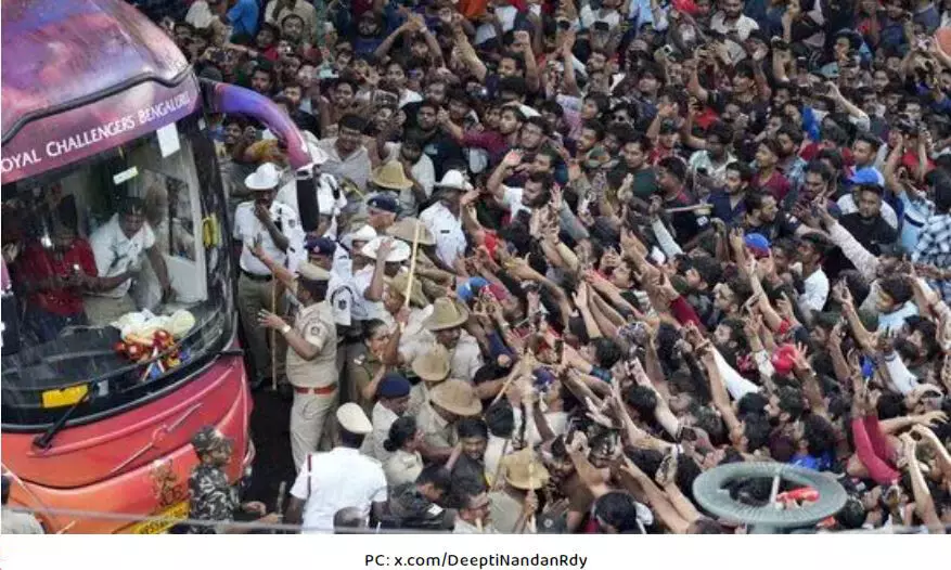 ಚಿನ್ನಸ್ವಾಮಿ ಸ್ಟೇಡಿಯಂ ಬಳಿ ಕಾಲ್ತುಳಿತಕ್ಕೆ RCB ಕಾರಣ: ಸರಕಾರದ ತನಿಖಾ ವರದಿ ಬಹಿರಂಗ ಚಿನ್ನಸ್ವಾಮಿ ಸ್ಟೇಡಿಯಂ ಬಳಿ ಕಾಲ್ತುಳಿತಕ್ಕೆ RCB ಕಾರಣ: ಸರಕಾರದ ತನಿಖಾ ವರದಿ ಬಹಿರಂಗ