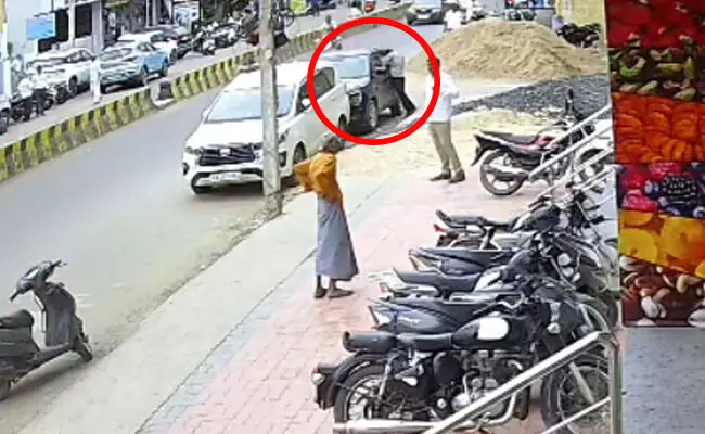 ಕಲಬುರಗಿ | ಕಾರಿನ ಗಾಜು ಒಡೆದು ಲ್ಯಾಪ್ಟಾಪ್ ಕಳವು : ಪ್ರಕರಣ ದಾಖಲು ಕಲಬುರಗಿ | ಕಾರಿನ ಗಾಜು ಒಡೆದು ಲ್ಯಾಪ್ಟಾಪ್ ಕಳವು : ಪ್ರಕರಣ ದಾಖಲು