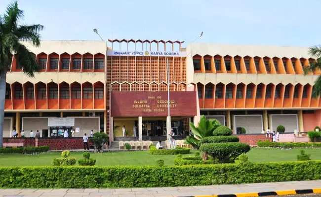 ಕಲಬುರಗಿ | ಗುಲ್ಬರ್ಗಾ ವಿವಿ ಸಿಂಡಿಕೇಟ್ ಸದಸ್ಯನ ಬಗ್ಗೆ ವರದಿ ಕೇಳಿದ ಸರಕಾರ ಕಲಬುರಗಿ | ಗುಲ್ಬರ್ಗಾ ವಿವಿ ಸಿಂಡಿಕೇಟ್ ಸದಸ್ಯನ ಬಗ್ಗೆ ವರದಿ ಕೇಳಿದ ಸರಕಾರ