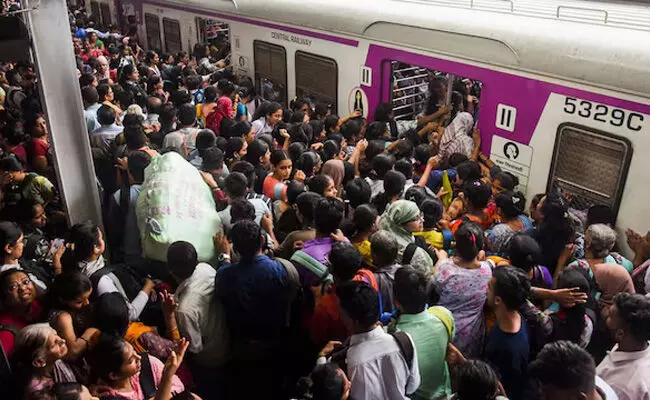 ರೈಲುಗಳಲ್ಲಿ ದಟ್ಟಣೆಯನ್ನು ನಿಭಾಯಿಸಲು ಮುಂಬೈನ ಸರಕಾರಿ ಕಚೇರಿಗಳ ಕಾರ್ಯಾವಧಿ ಬದಲಾವಣೆ?