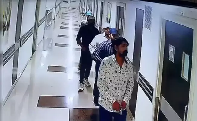 ಬಿಹಾರ: ಆಸ್ಪತ್ರೆಗೆ ನುಗ್ಗಿ ಕೊಲೆ ಆರೋಪಿಯ ಹತ್ಯೆ ಬಿಹಾರ: ಆಸ್ಪತ್ರೆಗೆ ನುಗ್ಗಿ ಕೊಲೆ ಆರೋಪಿಯ ಹತ್ಯೆ