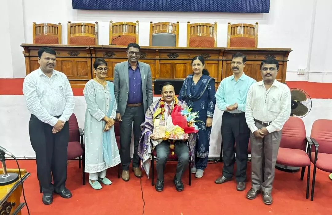 ಮಂಗಳೂರು ವಿವಿಯಲ್ಲಿ ಪ್ರೊ.ಎ.ಎಂ.ಖಾನ್ ರಿಗೆ ಅಭಿನಂದನೆ ಮಂಗಳೂರು ವಿವಿಯಲ್ಲಿ ಪ್ರೊ.ಎ.ಎಂ.ಖಾನ್ ರಿಗೆ ಅಭಿನಂದನೆ