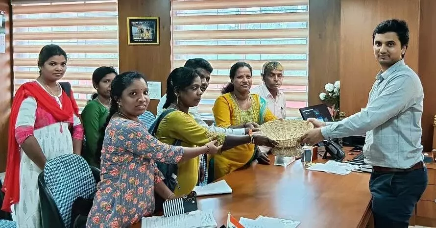 ಕೊರಗ ಸಂಘಗಳ ನಿಯೋಗದಿಂದ ದ.ಕ. ಜಿಲ್ಲಾಧಿಕಾರಿ ಭೇಟಿ: ಸಮುದಾಯದ ಸಮಸ್ಯೆಗಳ ಬಗ್ಗೆ ಚರ್ಚಿಸಲು ಮನವಿ ಕೊರಗ ಸಂಘಗಳ ನಿಯೋಗದಿಂದ ದ.ಕ. ಜಿಲ್ಲಾಧಿಕಾರಿ ಭೇಟಿ: ಸಮುದಾಯದ ಸಮಸ್ಯೆಗಳ ಬಗ್ಗೆ ಚರ್ಚಿಸಲು ಮನವಿ