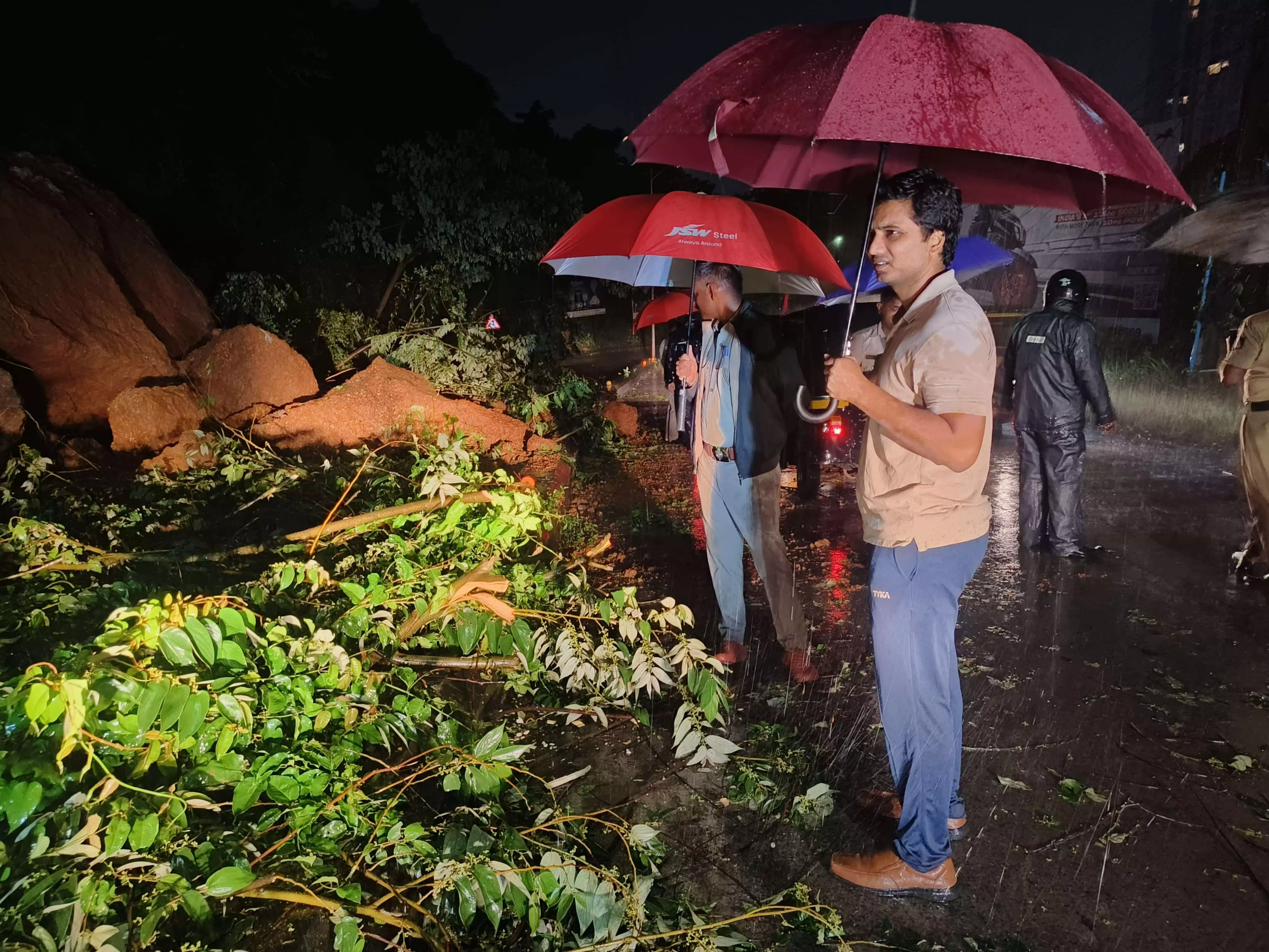 ಮಳೆಯಿಂದ ಹಾನಿಗೊಳಗಾದ ಪ್ರದೇಶಗಳಿಗೆ ದ.ಕ. ಜಿಲ್ಲಾಧಿಕಾರಿ ಭೇಟಿ ಮಳೆಯಿಂದ ಹಾನಿಗೊಳಗಾದ ಪ್ರದೇಶಗಳಿಗೆ ದ.ಕ. ಜಿಲ್ಲಾಧಿಕಾರಿ ಭೇಟಿ
