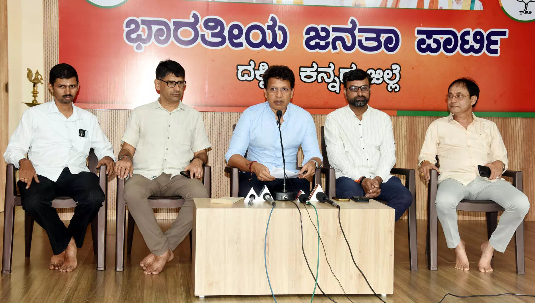 ಕಾಂಗ್ರೆಸ್ನ ಲಿಂಗರಾಜ್ ಕಣ್ಣಿ ಡ್ರಗ್ಸ್ ಪ್ರಕರಣ; ಸಚಿವ ಪ್ರಿಯಾಂಕ ಖರ್ಗೆ ಮೌನ ಮುರಿಯಲಿ: ಶಾಸಕ ಭರತ್ ಶೆಟ್ಟಿ ಕಾಂಗ್ರೆಸ್ನ ಲಿಂಗರಾಜ್ ಕಣ್ಣಿ ಡ್ರಗ್ಸ್ ಪ್ರಕರಣ; ಸಚಿವ ಪ್ರಿಯಾಂಕ ಖರ್ಗೆ ಮೌನ ಮುರಿಯಲಿ: ಶಾಸಕ ಭರತ್ ಶೆಟ್ಟಿ