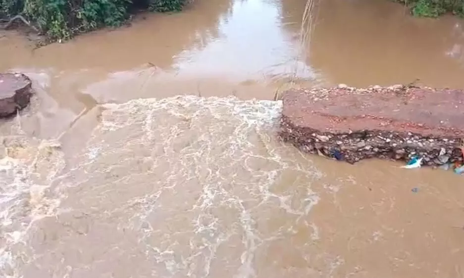 ಯಾದಗಿರಿ | ಮಳೆಗೆ ಕೊಚ್ಚಿಕೊಂಡು ಹೋದ ತಾತ್ಕಾಲಿಕ ಸೇತುವೆ ಯಾದಗಿರಿ | ಮಳೆಗೆ ಕೊಚ್ಚಿಕೊಂಡು ಹೋದ ತಾತ್ಕಾಲಿಕ ಸೇತುವೆ