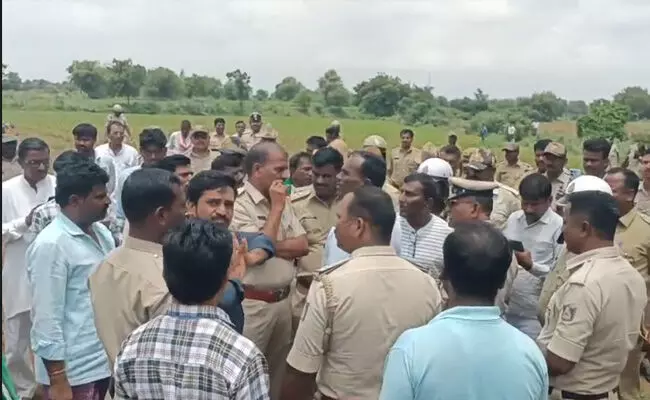 ಬೆಳಗಾವಿ-ರಾಯಚೂರು ರಾಷ್ಟ್ರೀಯ ಹೆದ್ದಾರಿ ನಿರ್ಮಾಣಕ್ಕೆ ಭೂಸ್ವಾಧೀನ: ರೈತರು, ಪೊಲೀಸರ ನಡುವೆ ವಾಗ್ವಾದ ಬೆಳಗಾವಿ-ರಾಯಚೂರು ರಾಷ್ಟ್ರೀಯ ಹೆದ್ದಾರಿ ನಿರ್ಮಾಣಕ್ಕೆ ಭೂಸ್ವಾಧೀನ: ರೈತರು, ಪೊಲೀಸರ ನಡುವೆ ವಾಗ್ವಾದ