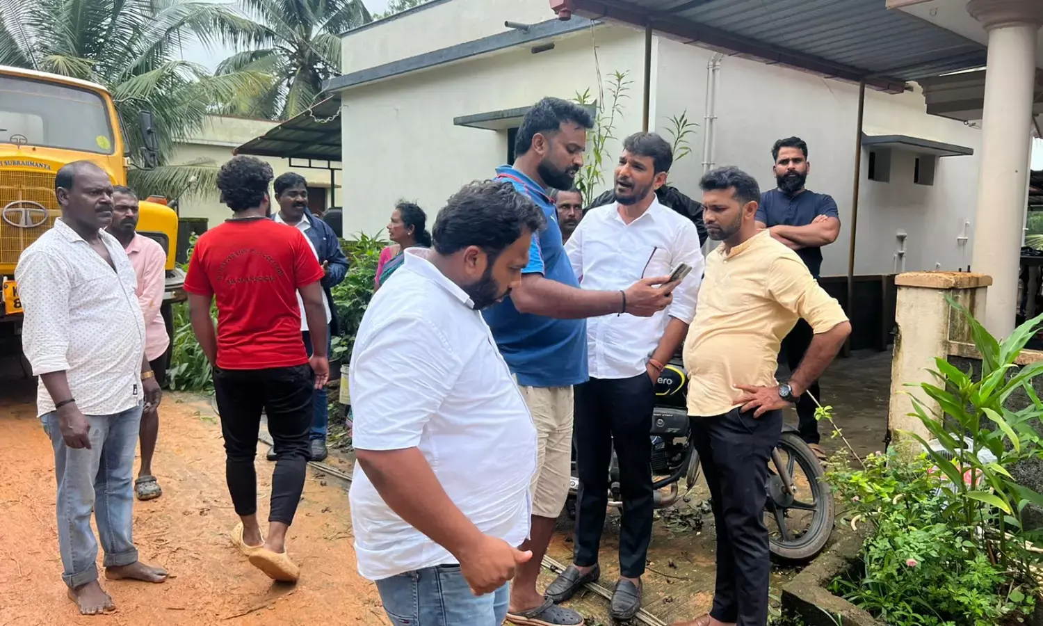 ಬಜ್ಪೆ: ಗುಡ್ಡ ಜರಿದುಬಿದ್ದು 8 ಮನೆಗಳಿಗೆ ಹಾನಿ; ಎರಡು ರಿಕ್ಷಾ, ಕಾರು ಜಖಂ