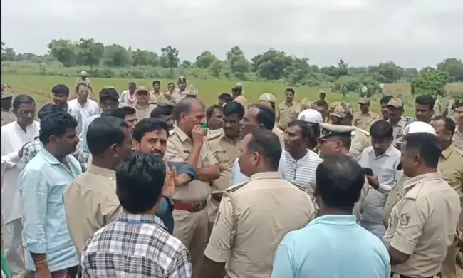 ಬೆಳಗಾವಿ-ರಾಯಚೂರು ರಾಷ್ಟ್ರೀಯ ಹೆದ್ದಾರಿ ನಿರ್ಮಾಣಕ್ಕೆ ಭೂಸ್ವಾಧೀನ: ರೈತರು, ಪೊಲೀಸರ ನಡುವೆ ವಾಗ್ವಾದ