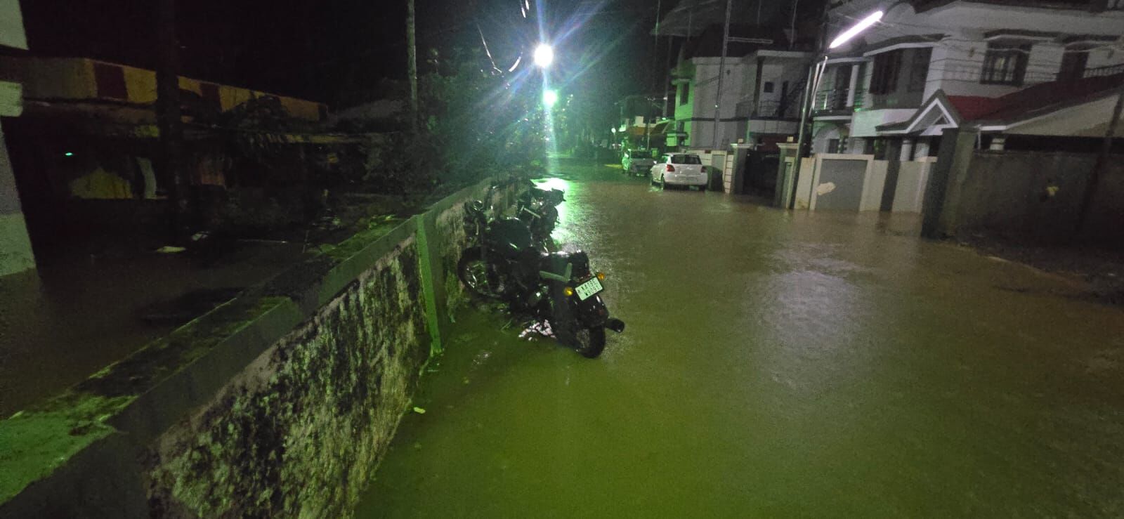 ಭಾರೀ ಮಳೆಗೆ ಉಳ್ಳಾಲದಲ್ಲಿ ಹಲವು ಮನೆಗಳು ಜಲಾವೃತ; ಜನರ ಸ್ಥಳಾಂತರ