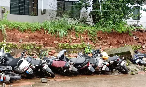 ಮಂಗಳೂರು | ಕುಸಿದುಬಿದ್ದ ಆವರಣ ಗೋಡೆ: ಹಲವು ದ್ವಿಚಕ್ರ ವಾಹನಗಳು ಜಖಂ