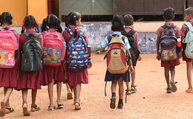 ಬೆಂಗಳೂರಿನ 40 ಖಾಸಗಿ ಶಾಲೆಗಳಿಗೆ ಬಾಂಬ್ ಬೆದರಿಕೆ : ಪೊಲೀಸರಿಂದ ಪರಿಶೀಲನೆ ಬೆಂಗಳೂರಿನ 40 ಖಾಸಗಿ ಶಾಲೆಗಳಿಗೆ ಬಾಂಬ್ ಬೆದರಿಕೆ : ಪೊಲೀಸರಿಂದ ಪರಿಶೀಲನೆ