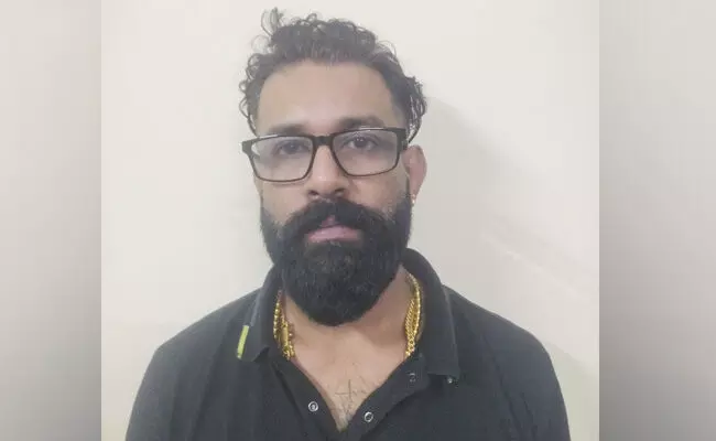 ಮಂಗಳೂರು | ಬಹುಕೋಟಿ ವಂಚನೆ ಪ್ರಕರಣ : ಆರೋಪಿ ವಿರುದ್ಧ ಚಿತ್ರದುರ್ಗ, ಮುಂಬೈನಲ್ಲೂ ಪ್ರಕರಣ ದಾಖಲು ಮಂಗಳೂರು | ಬಹುಕೋಟಿ ವಂಚನೆ ಪ್ರಕರಣ : ಆರೋಪಿ ವಿರುದ್ಧ ಚಿತ್ರದುರ್ಗ, ಮುಂಬೈನಲ್ಲೂ ಪ್ರಕರಣ ದಾಖಲು