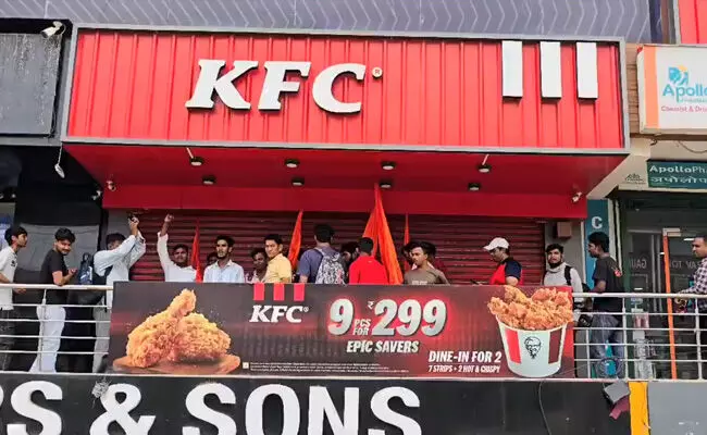 ಉತ್ತರ ಪ್ರದೇಶ | ಶ್ರಾವಣ ಮಾಸ ಹಿನ್ನೆಲೆ ಕೆಎಫ್‌ಸಿ, ನಝೀರ್ ಫುಡ್ಸ್ ಮಳಿಗೆಗಳನ್ನು ಬಲವಂತವಾಗಿ ಬಂದ್ ಮಾಡಿಸಿದ ಹಿಂದುತ್ವ ಸಂಘಟನೆಯ ಕಾರ್ಯಕರ್ತರು