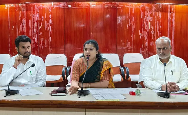 ಕಲಬುರಗಿ | ಬೆಳೆ ವಿಮೆ ಕುರಿತು ರೈತರಲ್ಲಿ ಅರಿವು ಮೂಡಿಸುವುದು ಅಧಿಕಾರಿಗಳ ಕರ್ತವ್ಯ : ಡಿಸಿ ಫೌಝಿಯಾ ತರನ್ನುಮ್