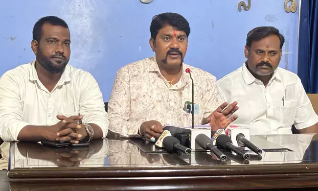 ರಾಯಚೂರು | ನಕಲಿ‌ ದಾಖಲೆ‌ ಸೃಷ್ಟಿಸಿ ಭೂ‌ಮಾಫಿಯಾ ಮಾಡುತ್ತಿರುವ ಅಧಿಕಾರಿಗಳ ಅಮಾನತಿಗೆ ಆಗ್ರಹ