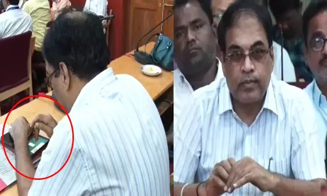 ರಾಯಚೂರು | ಕೆಡಿಪಿ ಸಭೆಯಲ್ಲಿ ರಮ್ಮಿ ಆಡಿದ ಅರಣ್ಯ ಅಧಿಕಾರಿ!