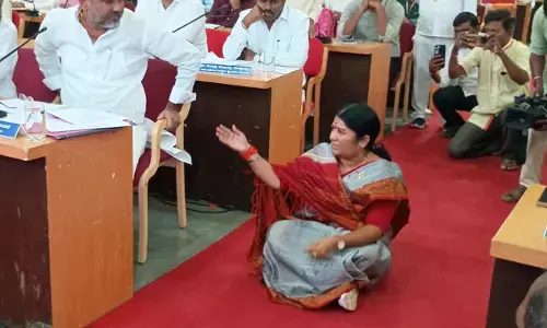 ದೇವದುರ್ಗ ತಾಲೂಕಿನಲ್ಲಿ ಟೋಲ್ ಗೇಟ್ ಅಳವಡಿಸಿದ್ದನ್ನು ಖಂಡಿಸಿ ಕೆಡಿಪಿ ಸಭೆಯಲ್ಲಿ ಶಾಸಕಿ ಕರೆಮ್ಮ ಜಿ.ನಾಯಕ ಪ್ರತಿಭಟನೆ