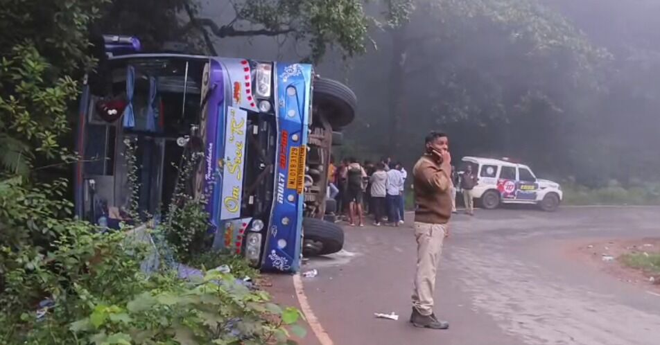 ಕೊಟ್ಟಿಗೆಹಾರ: ಪ್ರವಾಸಿಗರಿದ್ದ ಬಸ್ ಪಲ್ಟಿ: 5 ಮಂದಿಗೆ ಗಂಭೀರ ಗಾಯ