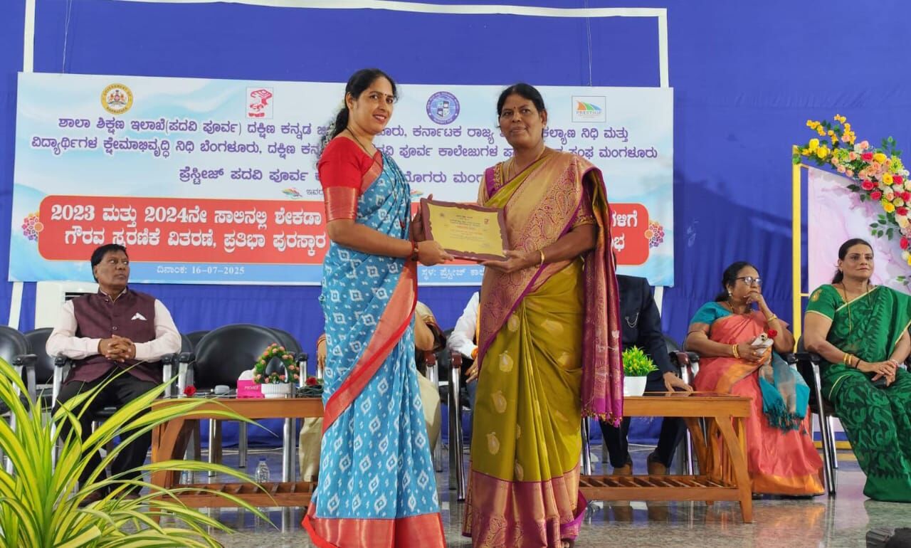 ಅನುಗ್ರಹ ಮಹಿಳಾ ಕಾಲೇಜಿಗೆ ಶೇಕಡಾ 100 ಫಲಿತಾಂಶಕ್ಕಾಗಿ ಗೌರವ ಸ್ಮರಣಿಕೆ