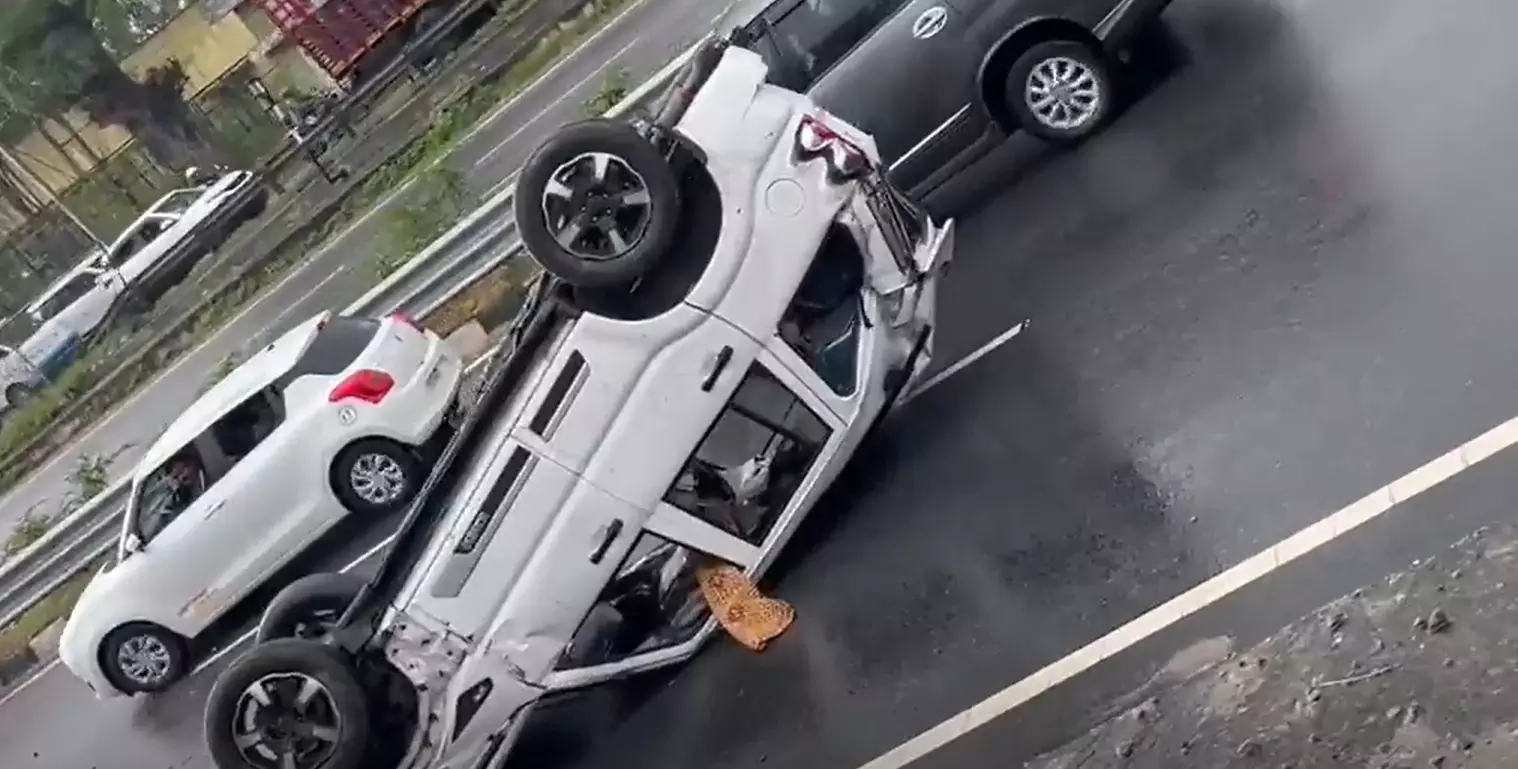 ಶ್ರೀರಂಗಪಟ್ಟಣ | ಸಾಧನಾ ಸಮಾವೇಶದಿಂದ ವಾಪಸ್​ ಬರುತ್ತಿದ್ದ ಡಿ.ಕೆ.ಶಿವಕುಮಾರ್‌ರ ಬೆಂಗಾವಲು ವಾಹನ ಪಲ್ಟಿ: ನಾಲ್ವರಿಗೆ ಗಾಯ