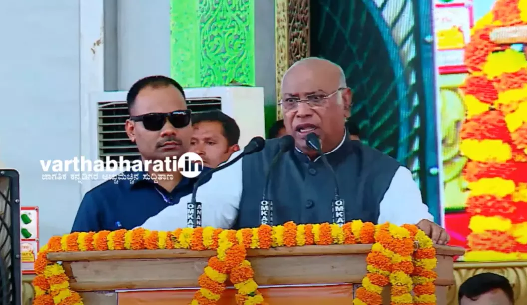 ಕಾಂಗ್ರೆಸ್ ನಿಜವಾದ ʼಗ್ಯಾರಂಟಿʼ ನೀಡಿದರೆ, ಮೋದಿ ಸುಳ್ಳಿನ ʼಗ್ಯಾರಂಟಿʼ ನೀಡುತ್ತಿದ್ದಾರೆ : ಮಲ್ಲಿಕಾರ್ಜುನ‌ ಖರ್ಗೆ ವಾಗ್ದಾಳಿ