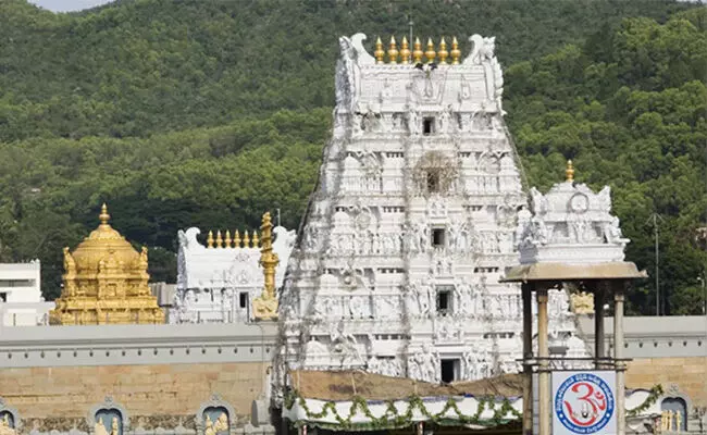 ನೀತಿ ಸಂಹಿತೆ ಉಲ್ಲಂಘನೆ : ತಿರುಪತಿ ದೇವಸ್ಥಾನದ ಮಂಡಳಿಯಿಂದ ನಾಲ್ವರು ಉದ್ಯೋಗಿಗಳ ಅಮಾನತು ನೀತಿ ಸಂಹಿತೆ ಉಲ್ಲಂಘನೆ : ತಿರುಪತಿ ದೇವಸ್ಥಾನದ ಮಂಡಳಿಯಿಂದ ನಾಲ್ವರು ಉದ್ಯೋಗಿಗಳ ಅಮಾನತು