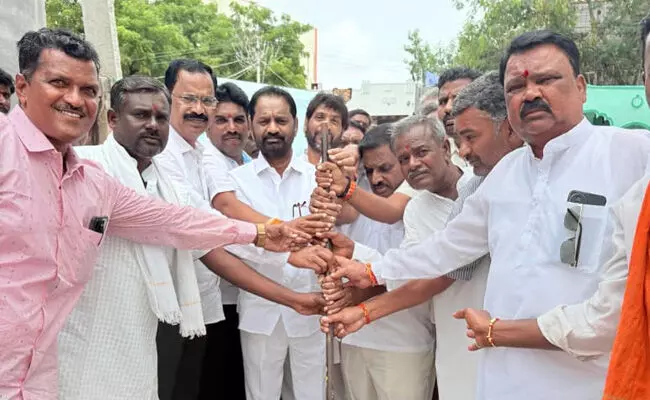 ರಾಯಚೂರು | ಸಿಸಿರಸ್ತೆ ನಿರ್ಮಾಣಕ್ಕೆ ಎ.ವಸಂತಕುಮಾರರಿಂದ ಗುದ್ದಲಿ ಪೂಜೆ ರಾಯಚೂರು | ಸಿಸಿರಸ್ತೆ ನಿರ್ಮಾಣಕ್ಕೆ ಎ.ವಸಂತಕುಮಾರರಿಂದ ಗುದ್ದಲಿ ಪೂಜೆ