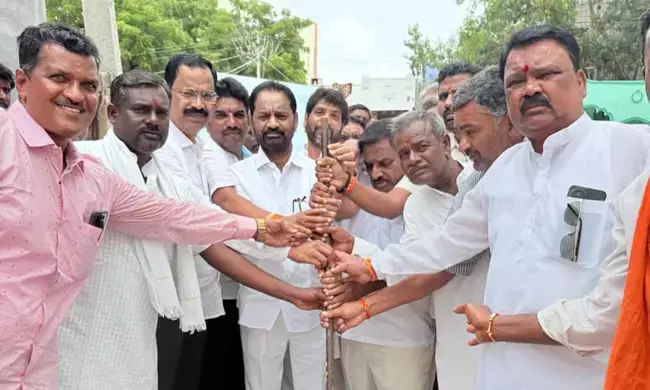 ರಾಯಚೂರು | ಸಿಸಿರಸ್ತೆ ನಿರ್ಮಾಣಕ್ಕೆ ಎ.ವಸಂತಕುಮಾರರಿಂದ ಗುದ್ದಲಿ ಪೂಜೆ